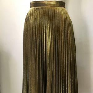 Pleated skirt on gold